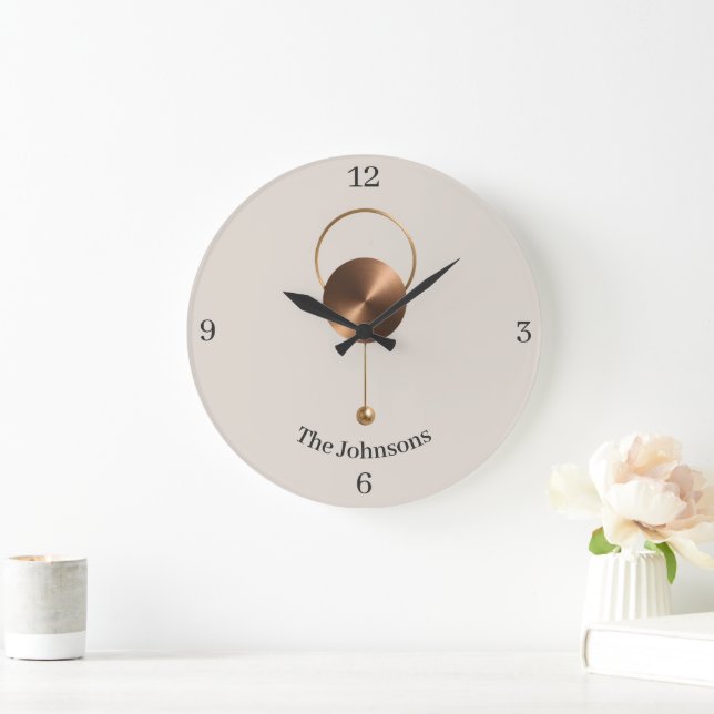 Minimalist gebürstetes Bronze-Einzelmonogramm Große Wanduhr (Zuhause)