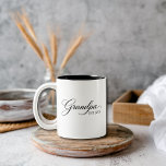 Minimalist Grandpa – Elegant Script Gift  Zweifarbige Tasse<br><div class="desc">Celebrate Grandpa with a stylish and meaningful mug. This elegant coffee mug features a beautiful handwritten “Grandpa” calligraphy design with “EST 2017”, symbolizing the year he became a proud grandfather. The minimalist script style gives it a timeless and classy look that fits any kitchen or coffee table. Perfect as a...</div>