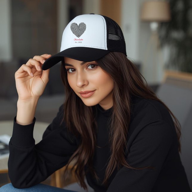 Minimalist Heart Fingerprint Personalized Name Truckerkappe (Von Creator hochgeladen)
