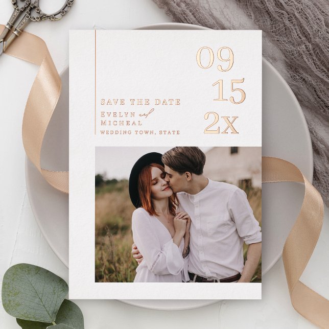 Minimalist Modern Typography Photo Save The Date Folieneinladung (Minimalist Modern Typography Photo Save The Date Foil Invitation)