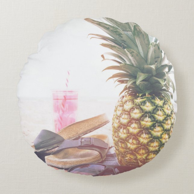 Minimalist photography of pineapple near sandals a rundes kissen (Vorderseite)