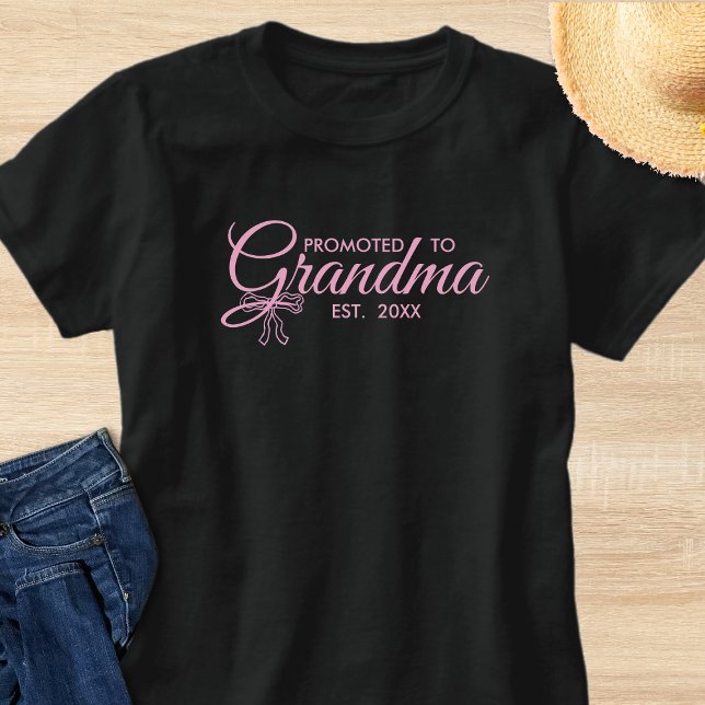 Minimalist Pink Promoted To Grandma Est Year T-Shirt (Von Creator hochgeladen)