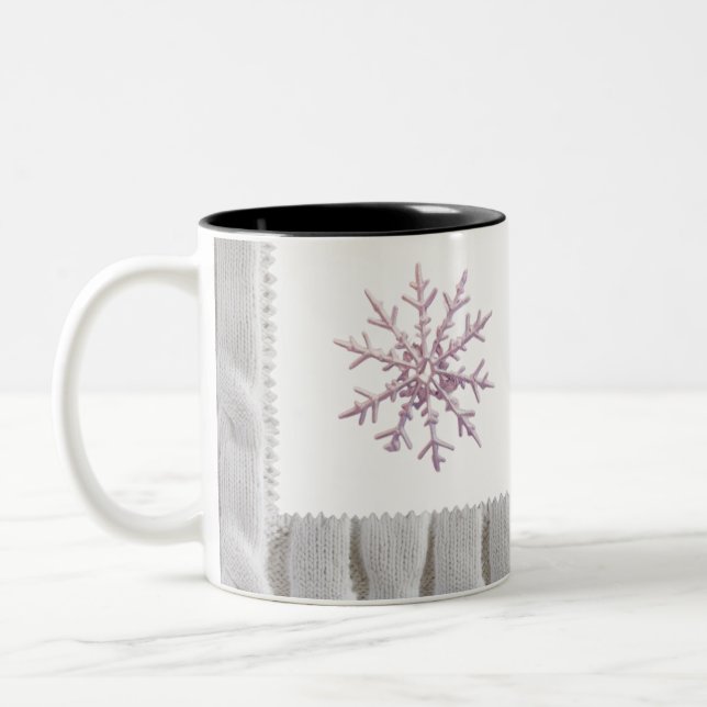 Minimalist Pink Snowflake White Cable Knit  Zweifarbige Tasse (Links)