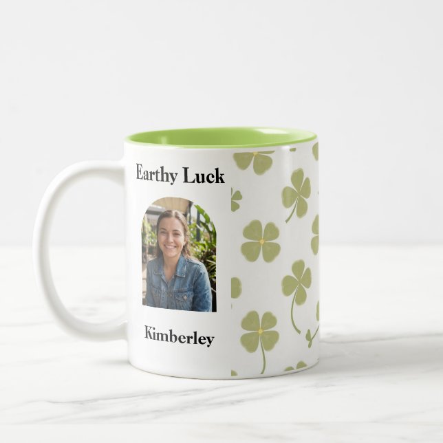 Minimalist Shamrock Lucky Charm Aesthetic Zweifarbige Tasse (Links)