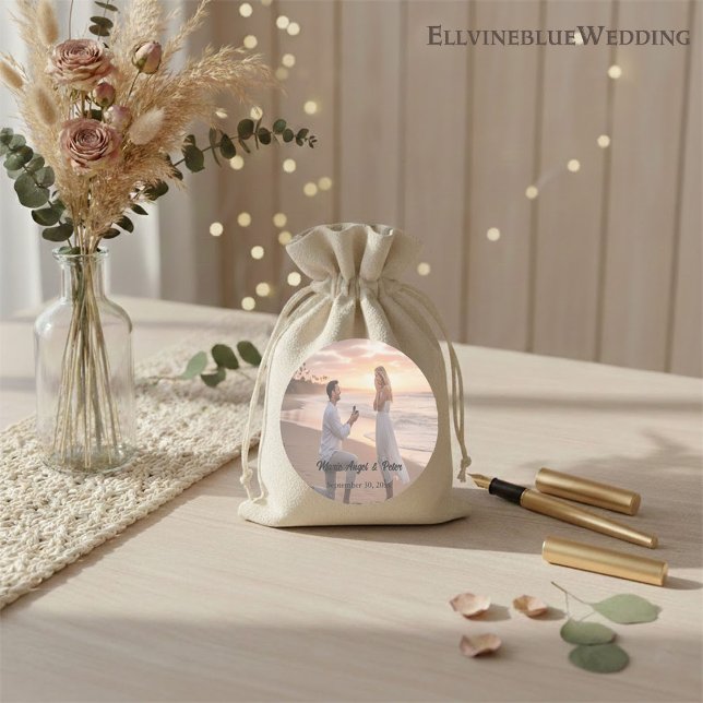 Minimalist Typography Wedding Photo Round Runder Aufkleber (Von Creator hochgeladen)