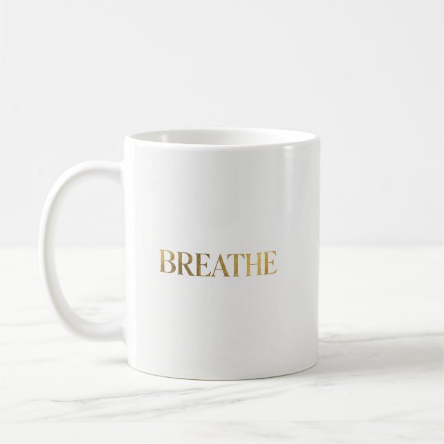 Minimalist typography with gold word breathe kaffeetasse (Links)