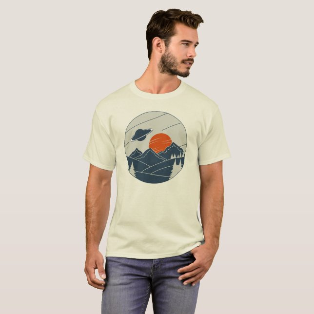 Minimalist UFO Landscape - Sunset Mountains & Fly T-Shirt (Vorne ganz)
