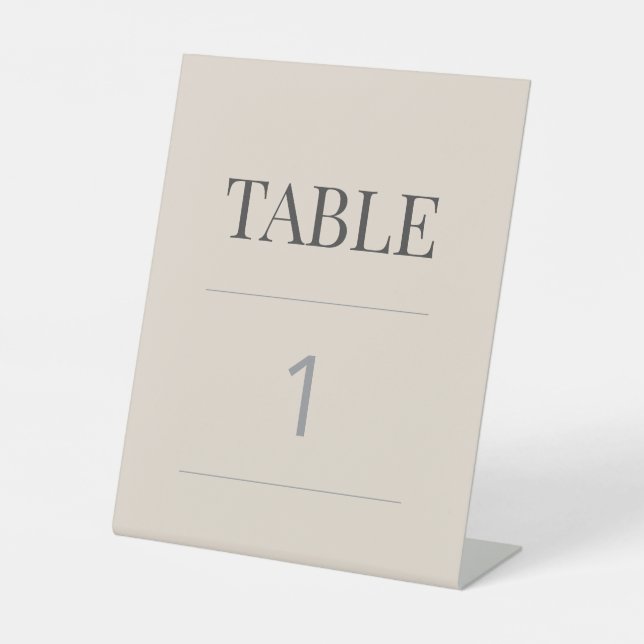 Minimalist Wedding Table Number Soft Latte Sockelschild (Vorderseite)