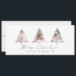 Minimalistisch 3 Bäume Gestalt Fotos Frohe Weihnac Feiertagskarte<br><div class="desc">Minimalistisch 3 Baum Form Fotos frohe Weihnachten. Verfügbar in digitaler Form und gedruckt. Frohe Weihnachten ist in einem stilvollen Set-Skript. Ersetzen Sie die drei Beispielbilder einfach durch Ihre eigenen und personalisieren Sie sie mit Ihren Namen auf der Vorderseite.</div>