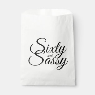 Minimalistisch 60 und Sassy 60. Schwarz-weiß Geschenktütchen