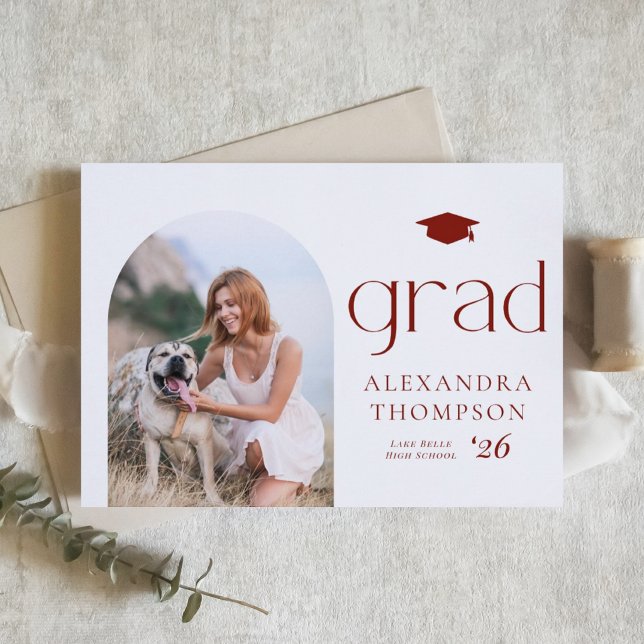 Minimalistisch Arch Foto Rotes Foto Abschluss Ankündigung (Customizable burgundy photo graduation announcement featuring minimalist typography. )