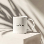 Minimalistisch Black and White Mrs. Newlywed Bride Zweifarbige Tasse<br><div class="desc">Diese minimalistisch schwarz-weiße Tasse ist ein Geschenk für die Braut oder Braut für einen rustikalen Polterabend. Das Design besticht durch einen schönen schwarzen Schriftart in weißem Hintergrund,  der Ihre Veranstaltung verzieren wird.</div>