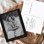 Minimalistisch Black Gold Save the Date Postkarte<br><div class="desc">Schwarze und goldene Hochzeit Speichern Sie die Datumskarten,  die ein Foto auf der Vorderseite haben. Die Save the Date-Karten enthalten eine moderne,  handgeschriebene,  kursive Schriftzeichen-Typografie,  die elegant,  einfach und modern nach einem einfachen Hochzeitstag-Fest zu verwenden sind.</div>