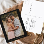 Minimalistisch Black Gold Save the Date Postkarte<br><div class="desc">Schwarze und goldene Hochzeit Speichern Sie die Datumskarten,  die ein Foto auf der Vorderseite haben. Die Save the Date-Karten enthalten eine moderne,  handgeschriebene,  kursive Schriftzeichen-Typografie,  die elegant,  einfach und modern nach einem einfachen Hochzeitstag-Fest zu verwenden sind.</div>