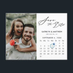 Minimalistisch Black Modern Script Foto Save the D Ankündigungspostkarte<br><div class="desc">Minimalistische Schwarz Moderne Schrift "Save the Date" Ankündigung Postkarte mit Custom Calendar mit einem schönen Foto. Lass deiner Familie, Freunden und Kollegen, dass du mit dieser eleganten Karte ein Set für deine Hochzeitsfeier hast. Um den Ring Marker zu verschieben > klicken Sie auf blau "Personalisieren" > klicken Sie unten auf...</div>
