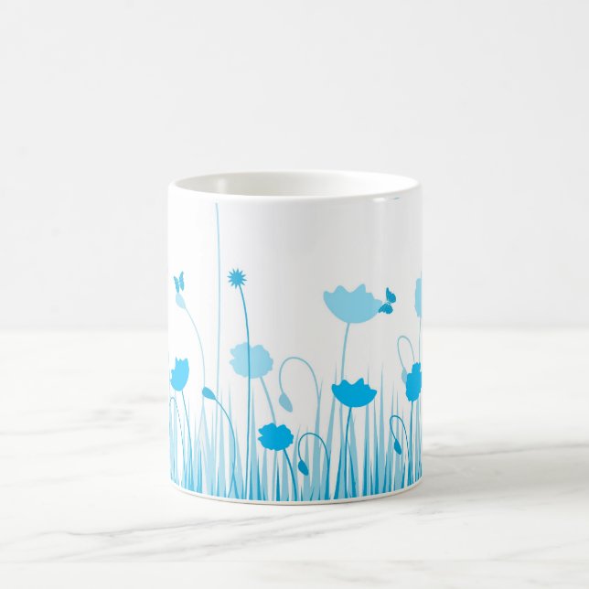 Minimalistisch Blau- und Weißblütenblüte Tasse (Mittel)