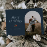 Minimalistisch Blue Arch Frohe Weihnachts-Foto Feiertagskarte<br><div class="desc">Minimale und saubere Weihnachtsfotokarte mit einem blauen Bogen-Rahmen mit Typografie-Text,  der "fröhliche Weihnachten" mit einer einfachen Illustration roter Beeren sagt.</div>