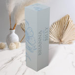 Minimalistisch Blue Floral Wedding Weinbox<br><div class="desc">Genießen Sie die Schönheit der Einfachheit mit diesen Weinkisten, die unsere Minimalistische Blume Hochzeit Einladung Anzug. Mit einer sanften Farbpalette mit blauen Farbtönen Set diese Einladung den Ton für eine leicht elegante Feier. Die zarte Illustration einer Wildblume fügt eine Touch natürlichen Charmes hinzu, die die Schönheit der Blüte der Liebe...</div>