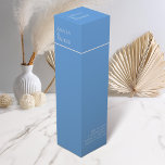 Minimalistisch Blue Wedding Wine Box<br><div class="desc">Fügen Sie Ihrer Hochzeit eine Touch Eleganz hinzu mit unserer minimalistisch-blauen Weinkiste, die unsere passende Schreibtischsuite ergänzt. Dieses Label mit einem eleganten, blauen Hintergrund und weißem Text harmoniert perfekt mit Einfachheit und Eleganz. Die durchdachte Typografie und das durchdachte Design sorgen dafür, dass Ihre Weinflaschen ein stilvolles Statement abgeben und Ihre...</div>