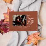 Minimalistisch Burnt Orange Calligraphy Foto Weddi Save The Date<br><div class="desc">Eine sehr elegante,  schick verbrannte orange-weiße Drehbuch-Foto Hochzeit speichern das Datum. Die minimale Terrakotta-Hintergrund und weiße Save the Date Pinselstriche Typografie. Mit individualisierbarer Verlobung oder nur lässigen Bräutigam und Braut Foto. Genießen Sie dieses stilvolle Hochzeitsfest,  speichern Sie das Datum und machen Sie Ihre Einladungen wirklich verlobt.</div>