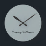 Minimalistisch Dusty Blue Beruflich Simple Runde Wanduhr<br><div class="desc">Diese einfachen,  minimalistischen können personalisiert sein,  einen Namen oder einen beliebigen Text Ihrer Wahl einzufügen. Wenn Sie keinen Text gewollt haben und nur ein Leerzeichen bevorzugen,  können Sie den Text einfach löschen.</div>