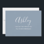 Minimalistisch Dusty Blue Bridesmaid - Vorschlagsk Einladung<br><div class="desc">Vorschlag für eine Minimalistische moderne,  blaue Kalligrafie Bridesmaid. Brautparty Vorschlagskarte und Einladung. Mit trendigem und stilvollem Script-Schriftart und pastellfarbenem Dusty Blue.</div>