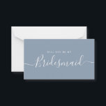 Minimalistisch Dusty Blue Bridesmaid - Vorschlagsk Mitteilungskarte<br><div class="desc">Vorschlag für eine Minimalistische moderne,  blaue Kalligrafie Bridesmaid. Brautparty Vorschlagskarte und Einladung. Mit trendigem und stilvollem Script-Schriftart und pastellfarbenem Dusty Blue.</div>