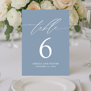 Minimalistisch Dusty Blue Script Tischnummer Card