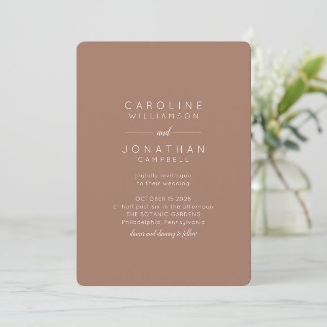 Minimalistisch Earth Tone Boho Mocha Brown Wedding Einladung (Stehend Vorderseite)