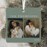 Minimalistisch Elegant Simple 4 Foto Sage Weihnach Ornament Aus Metall<br><div class="desc">Feiern Sie stilvoll gepflegte Erinnerungen mit dem Minimalistischen Elegant Simple 4 Foto Sage Weihnachtsmetallschmuck. Dieses wunderschön gestaltete Ornament ermöglicht es Ihnen, vier besondere Fotos zu präsentieren, elegant in einem Collage-Design aus Foto angeordnet, das perfekt für Familienmomente, Porträts oder festliche Momentaufnahmen geeignet ist. Mit seiner schlanken, schlanke, grüne Kulisse bietet dieses...</div>