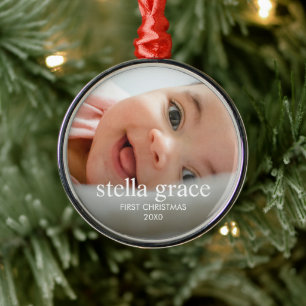 Minimalistisch elegante Weihnachtsfoto zum ersten Ornament Aus Metall