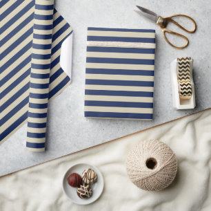 Minimalistisch Elegantes Navy Blau Beige Streifen Geschenkpapier
