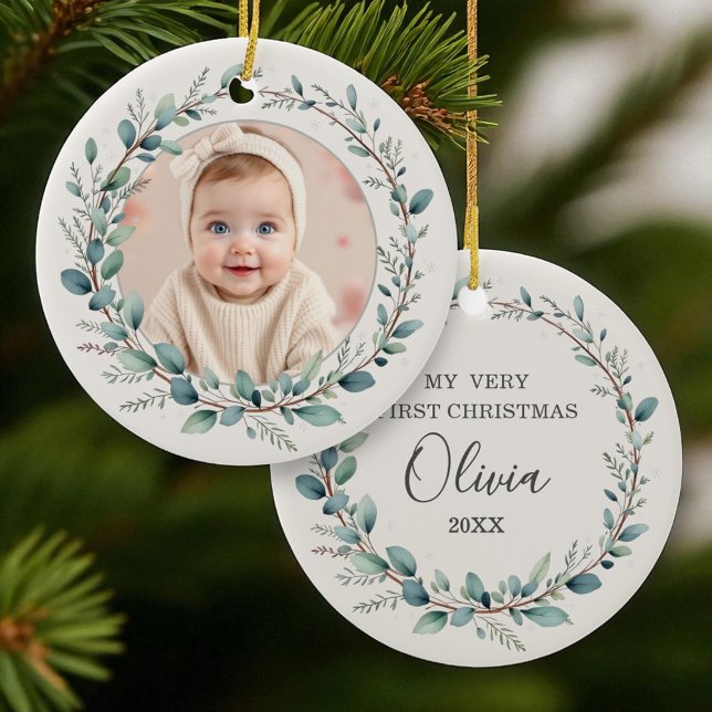 Minimalistisch Eucalyptus Baby First Christmas Fot Keramik Ornament (Von Creator hochgeladen)
