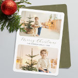 Minimalistisch frohe Weihnachten Moderne 2 Fotos<br><div class="desc">Diese minimalistisch-moderne Urlaubskarte verfügt über ein großes persönliches Foto-Layout auf der Karte. Das waldgrüne und weiße Kartendesign sagt "Frohe Weihnachten" in eleganter,  trendiger handgeschriebener Schrift-Kalligraphie-Typografie und Familienname in einem klassischen Serif-Schriftart.</div>