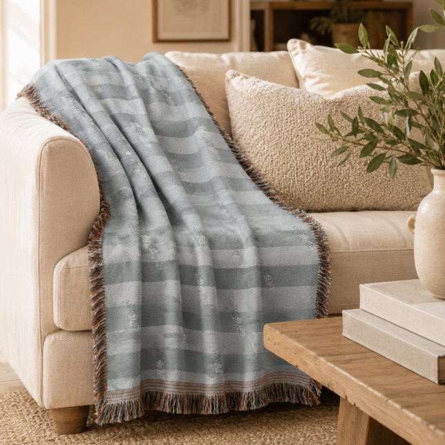 Minimalistisch gestreifte moderne Jacquard-Sondera Decke (Minimalist Powder Blue Striped Monogram Throw Blanket)