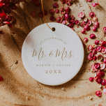 Minimalistisch Gold First Christmas Foto Keramik Ornament<br><div class="desc">Diese minimalistische Gold erste Weihnachtszeit Foto Keramik Verzierung ist die perfekte einfache Weihnachtsbaumdekoration. Das Design besticht durch klassische Typografie in Gold und Weiß, gepaart mit einem rustikalen und eleganten Script-Schriftart mit handgeschriebenem Stil. Dieser Sake-Ornament lautet "unser erstes Weihnachten als mehr und mehr". Personalisieren Sie die Front mit Ihren Namen und...</div>