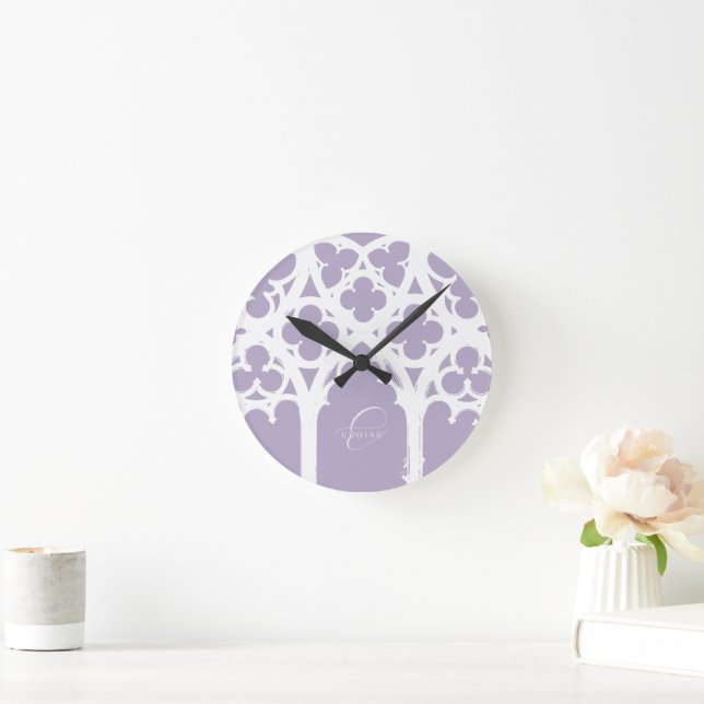 Minimalistisch gotische Fensterkalligrafie-Lavende Runde Wanduhr (Zuhause)