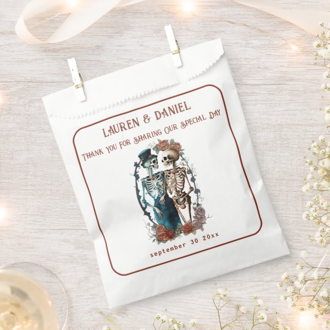 Minimalistisch-Gotische Skelettfahnen für Gastgesc Geschenktütchen (Ausgeschnitten)