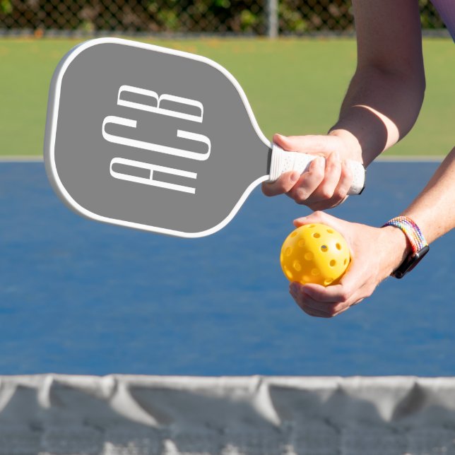 Minimalistisch Grau und Weiß 3 Buchstaben Mit Mono Pickleball Schläger (InSitu)