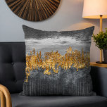 Minimalistisch Graue Abstrakte Pinselstriche Moder Kissen<br><div class="desc">Minimalistisch Gold Gray Abstrakt Brushstrokes Modernes Kissen Kissen Kissen mit einem stilvollen grauen abstrakten Pinselstrich mit goldfarbenem Muster. Ideal für Ihre Zuhause oder als Geschenk. Entworfen von ©Evco Studio www.zazzle.com/store/evcostudio</div>