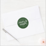 Minimalistisch Green Merry & Bright Christmas Runder Aufkleber<br><div class="desc">Minimalistischer Green Merry & Bright Christmas Classic Round Sticker. In diesem Look geht es um Minimalismus mit tiefgründigen, üppigen Grüntönen, die von der Natur inspiriert sind. Denken Sie an einfache Tannenzweige, weiche Kiefernnadeln und Funken von Misteloe - jedes Element, das sorgfältig ausgewählt wurde, um ein Gefühl von Ruhe und natürlicher...</div>