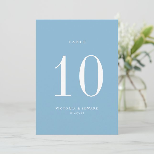 Minimalistisch Light Blue Wedding Tischnummer Card (Stehend Vorderseite)