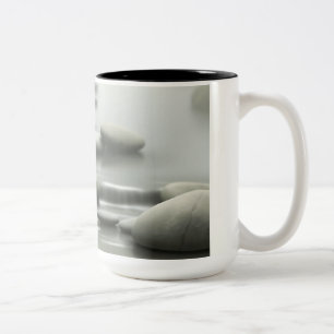 Minimalistisch Lotus im japanischen Garten Zweifarbige Tasse