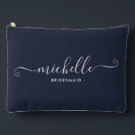 Minimalistisch Marine Blue Personalisiert Bridesma Zubehörtasche<br><div class="desc">Mit unserem schicken Minimalistischen Marine Blue Personalisiert Bridesmaid Accessoires Pouch, einem stilvollen und vielseitigen Geschenk, das Ihre Brautjungfrauen in Eleganz feiern soll. Dieses Accessoire ist der Inbegriff des modernen Chic, perfekt für jeden Anlass, von Bräunungsvorschlägen bis zu Brautpartys. Dieses schlichte Design besticht durch eine Marine Blue Farbe, die raffiniert wirkt....</div>