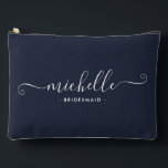Minimalistisch Marine Blue Personalisiert Bridesma Zubehörtasche<br><div class="desc">Mit unserem schicken Minimalistischen Marine Blue Personalisiert Bridesmaid Accessoires Pouch, einem stilvollen und vielseitigen Geschenk, das Ihre Brautjungfrauen in Eleganz feiern soll. Dieses Accessoire ist der Inbegriff des modernen Chic, perfekt für jeden Anlass, von Bräunungsvorschlägen bis zu Brautpartys. Dieses schlichte Design besticht durch eine Marine Blue Farbe, die raffiniert wirkt....</div>