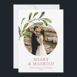 Minimalistisch Mistletoe Merry & Verheiratetes Fot Feiertagskarte<br><div class="desc">Eine moderne,  minimalistische Urlaubskarte,  die als verheiratetes Ehepaar Ihr erstes Weihnachtsfest feiert. Das Design hat Ihr Lieblings-Foto in einer kreisförmigen Blende mit einem Aquarellarm von mistletoe verziert. Personalisieren Sie die Überschrift und melden Sie sich in rot und dunkelgrün an. Auf der anderen Seite ist ein Muster von Aquarellmücken Äste.</div>