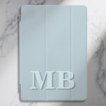 Minimalistisch Modern Blue Initial Monogram iPad Pro Cover<br><div class="desc">Blue Minimalistisch Modern Initial Monogram iPad Gehäuse. Erstellen Sie Ihren eigenen personalisierten iPad Case mit einem benutzerdefinierten Initialnamen.</div>