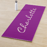 Minimalistisch Moderne Kalligraphie Lila Personali Yogamatte<br><div class="desc">Diese maßgeschneiderte Yoga-Matte zeichnet sich durch ihren Namen aus und zeichnet sich durch eine handgeschriebene Schrift auf einem stilvollen violetten lila Hintergrund aus. Gute Geschenkidee.</div>