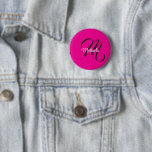 Minimalistisch moderner Monogramm Anfangsname heiß Button<br><div class="desc">Minimalistische moderne Monogramm Anfangsname Schwarz-weiß. Personalisierbarer individuelle Name mit einem kursiven Initial hinter einer heißen rosa Farbe.</div>