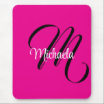 Minimalistisch moderner Monogramm Anfangsname heiß Mousepad<br><div class="desc">Minimalistische moderne Monogramm Anfangsname Schwarz-weiß. Personalisierbarer individuelle Name mit einem kursiven Initial hinter einer heißen rosa Farbe.</div>